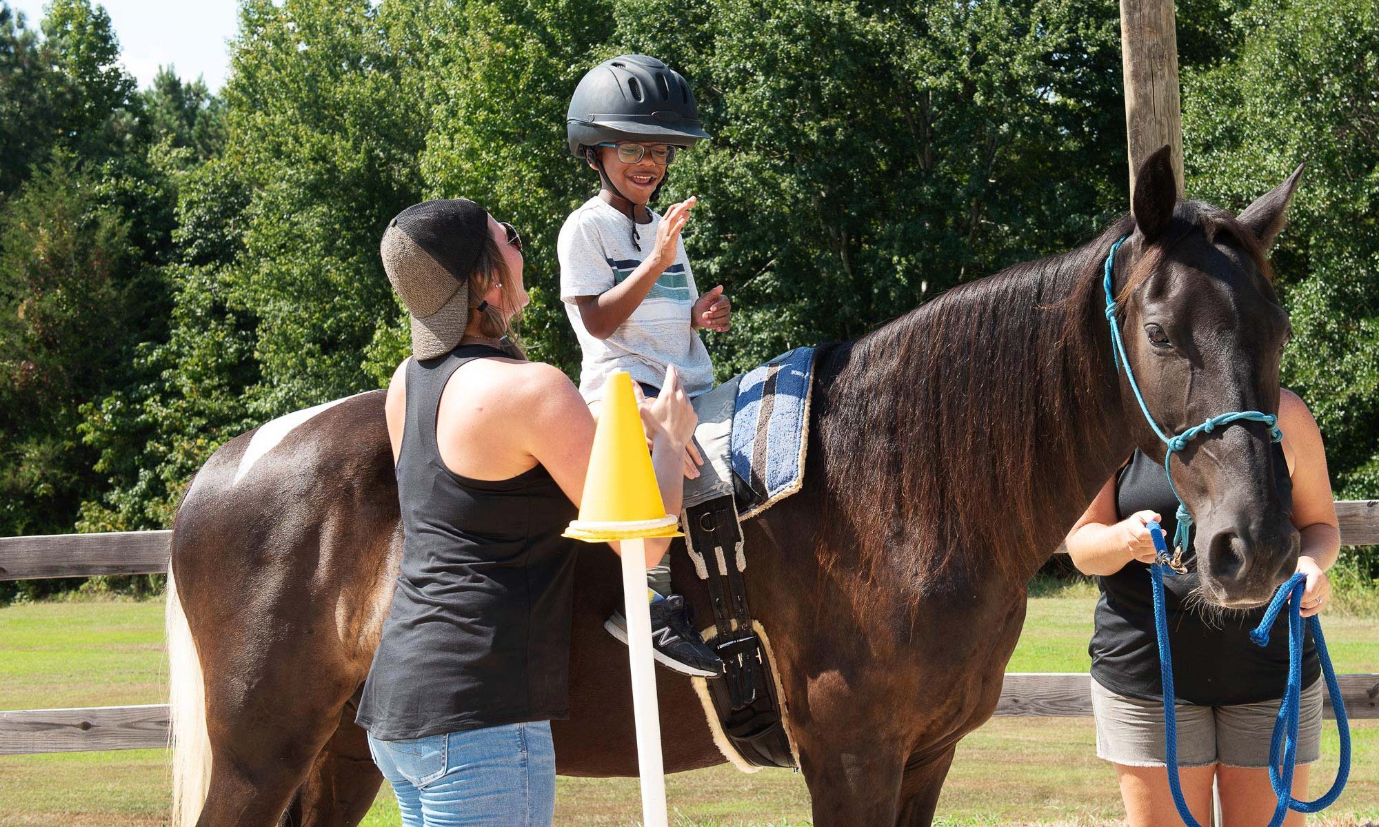 carolina-therapeutic-ranch-client-on-horseback4a